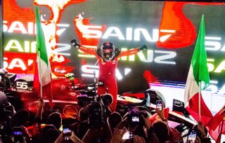 Formuła 1. Carlos Sainz wygrał Grand Prix Singapuru
