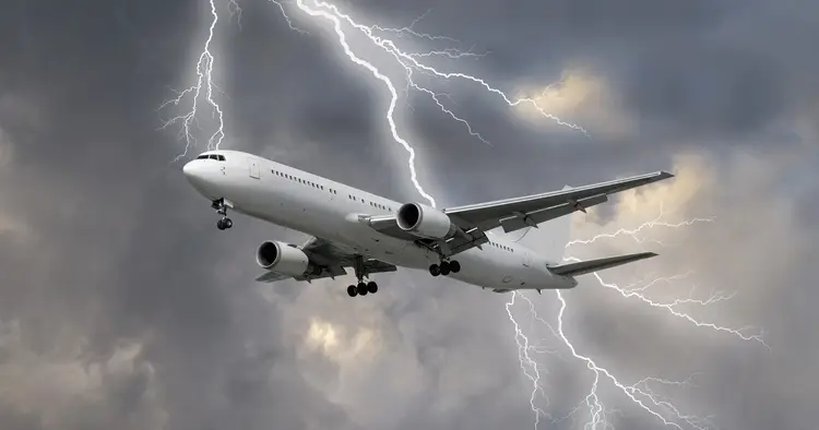 Samolot uderzył piorun
