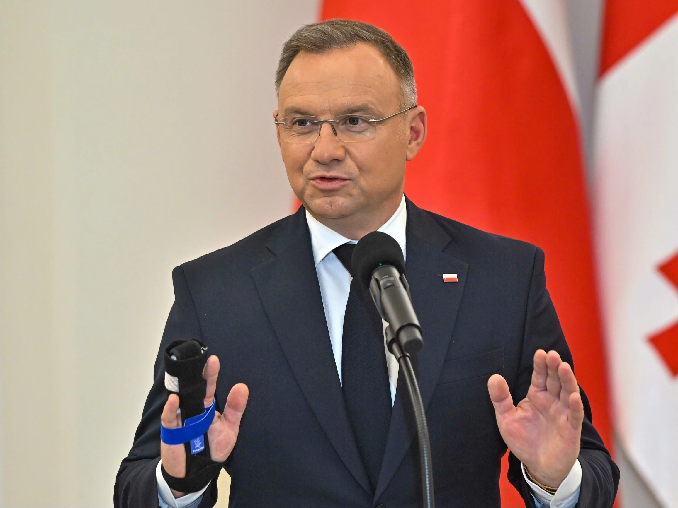 Andrzej Duda palec